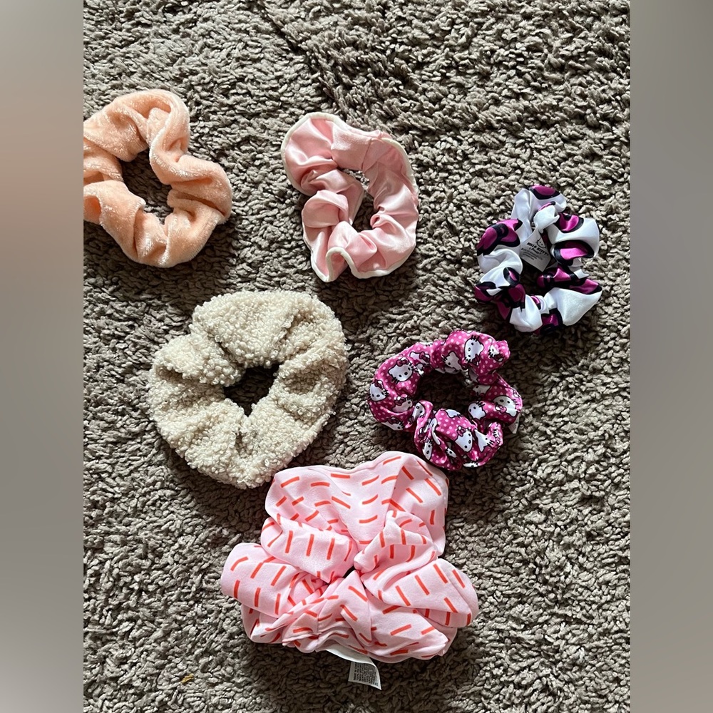 Six scrunchies.